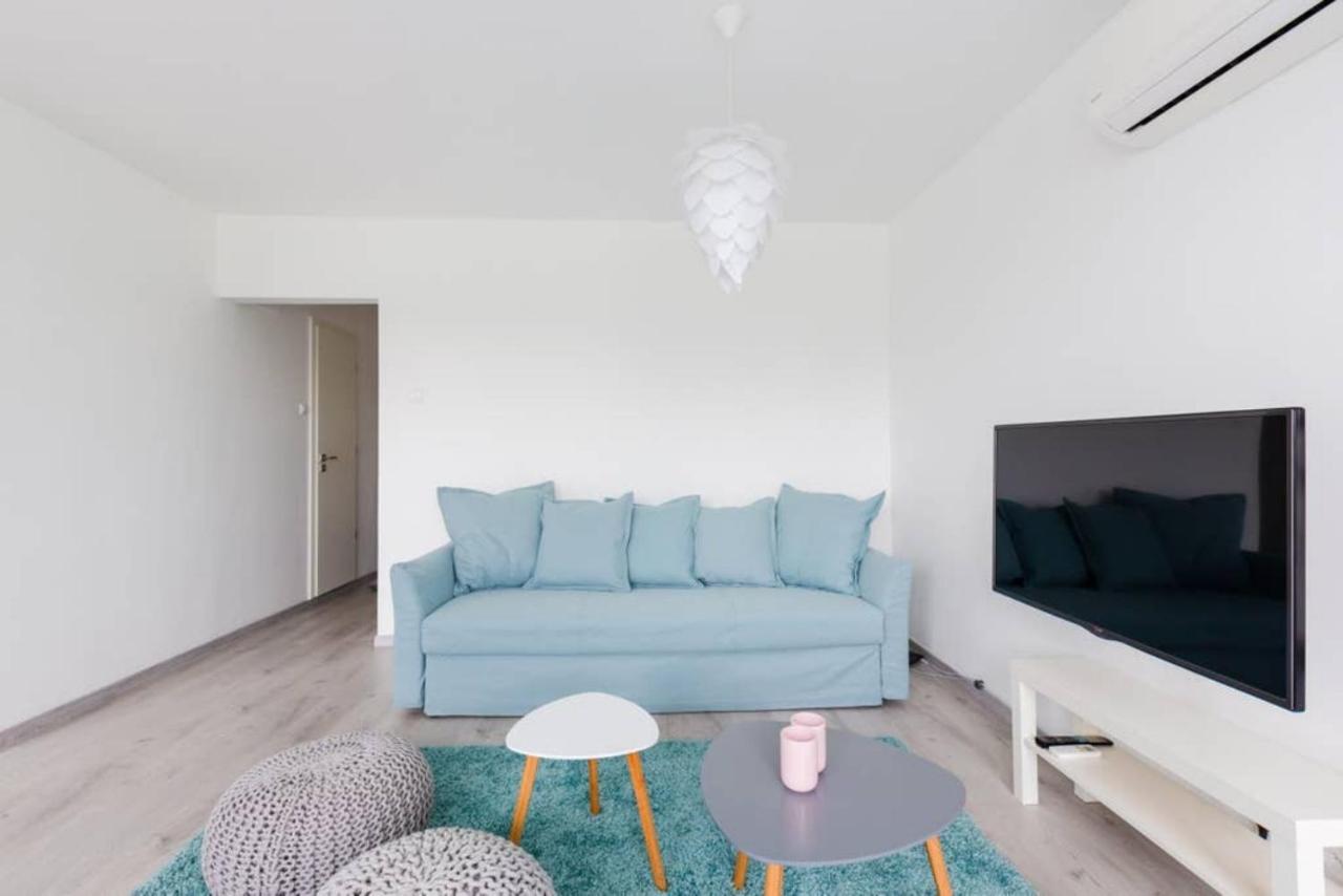 Sunny With An Unbeatable Balcony View Apartment *